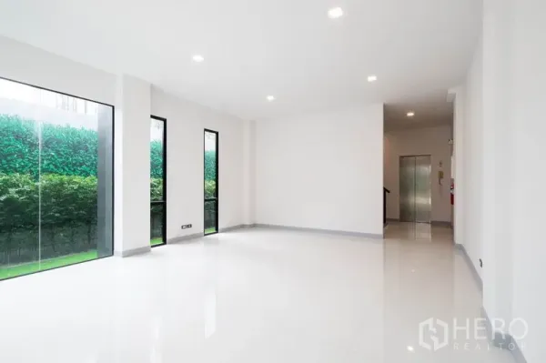 สำนักงานที่บ้าน ให้เช่าในBang Rak, Bangkok - ชั้นสำนักงานกว้างสว่าง พร้อมลิฟต์ส่วนตัวด้านหลัง