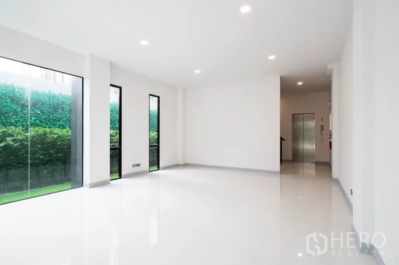 สำนักงานที่บ้าน ให้เช่าในBang Rak, Bangkok - ชั้นสำนักงานกว้างสว่าง พร้อมลิฟต์ส่วนตัวด้านหลัง