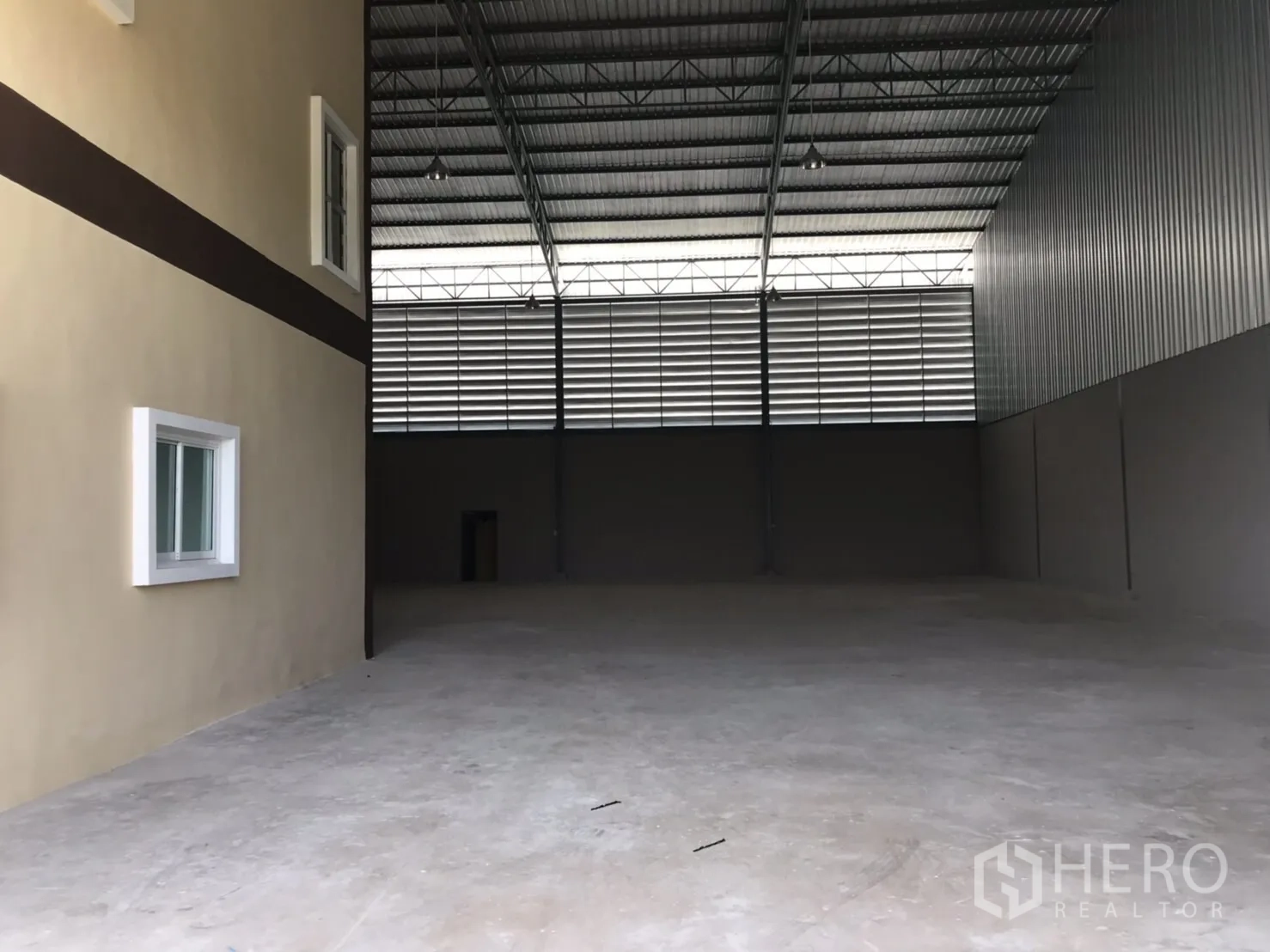 โรงงาน for rent or sale in Mueang Samut Sakhon, Samut Sakhon - พื้นที่โกดังโปร่ง เพดานสูง โครงหลังคาเหล็ก ช่องลม และพื้นคอนกรีตเรียบ