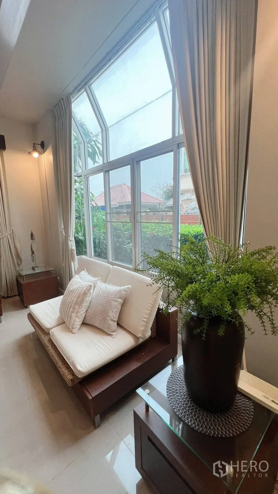 Detached House for rent in Lat Krabang, Bangkok - Bright living room with multiple sofas and full-height windows.