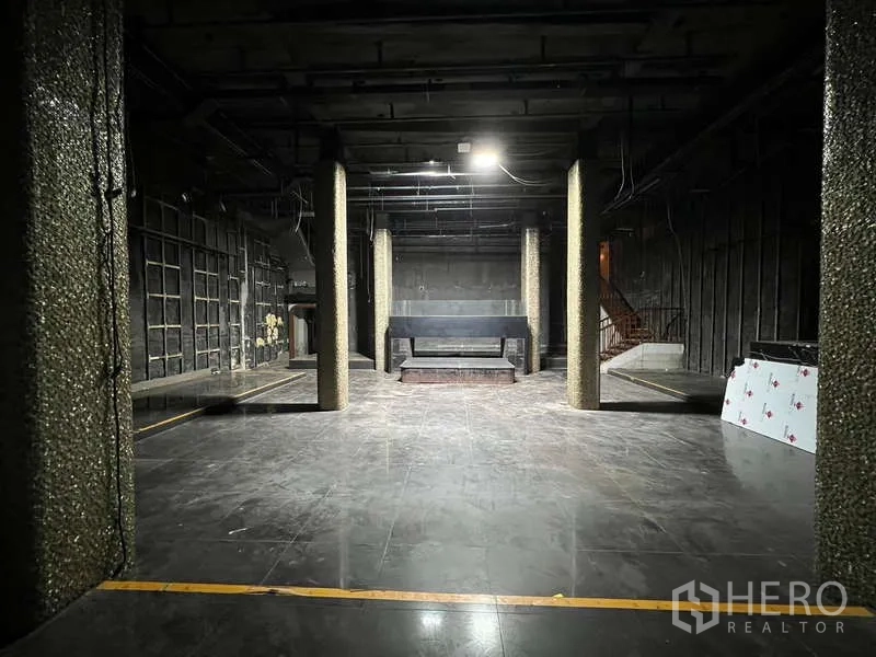 อาคารพาณิชย์ ให้เช่า - ฮอลล์กว้าง เสากลมกลางห้อง และเคาน์เตอร์บริการด้านใน