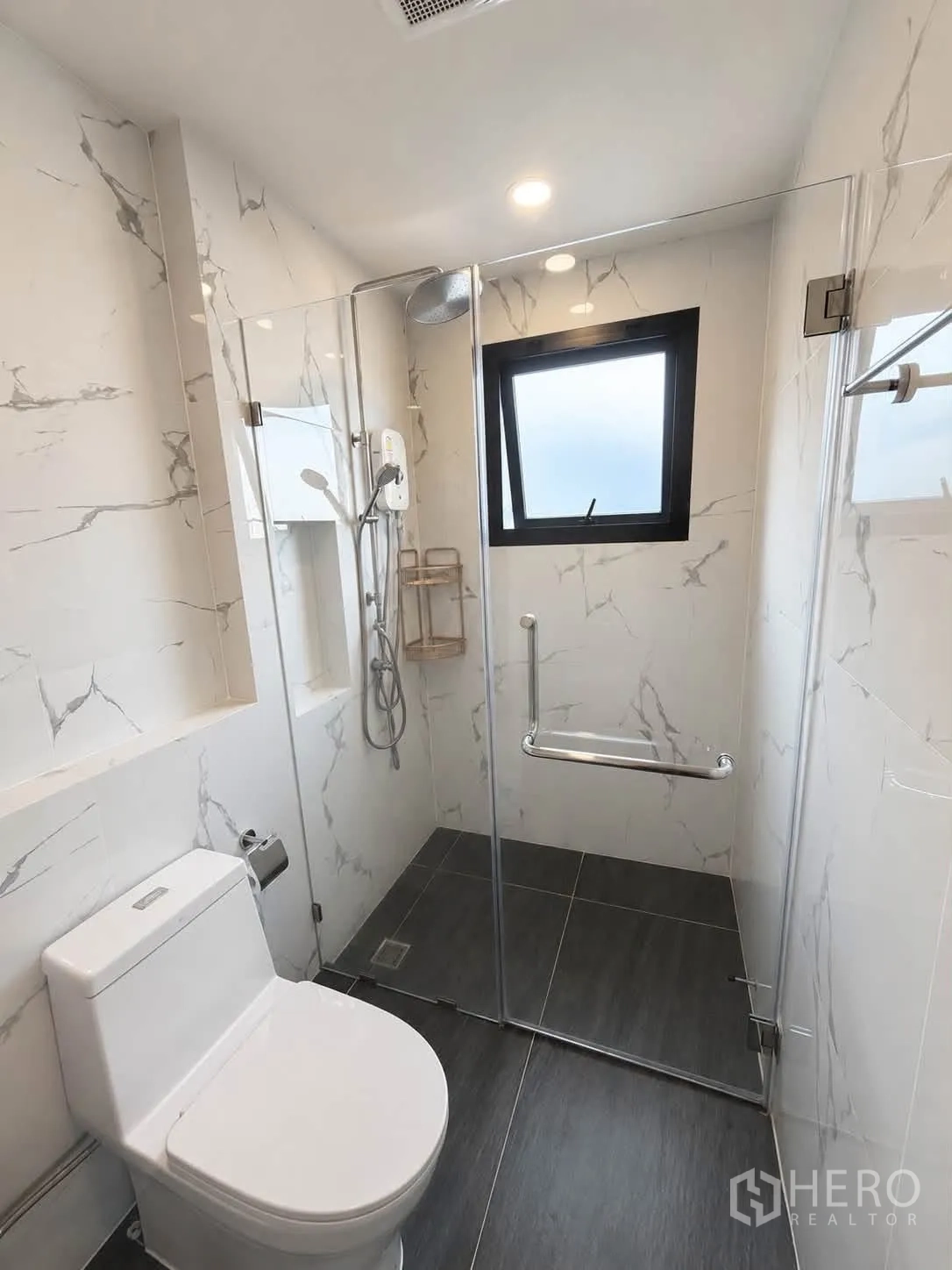 บ้านเดี่ยว for rent in Bang Phli, Samut Prakan - ห้องน้ำสมัยใหม่มีตู้กระจกอาบน้ำ ฝักบัวเรนชาวเวอร์ และโถสุขภัณฑ์.