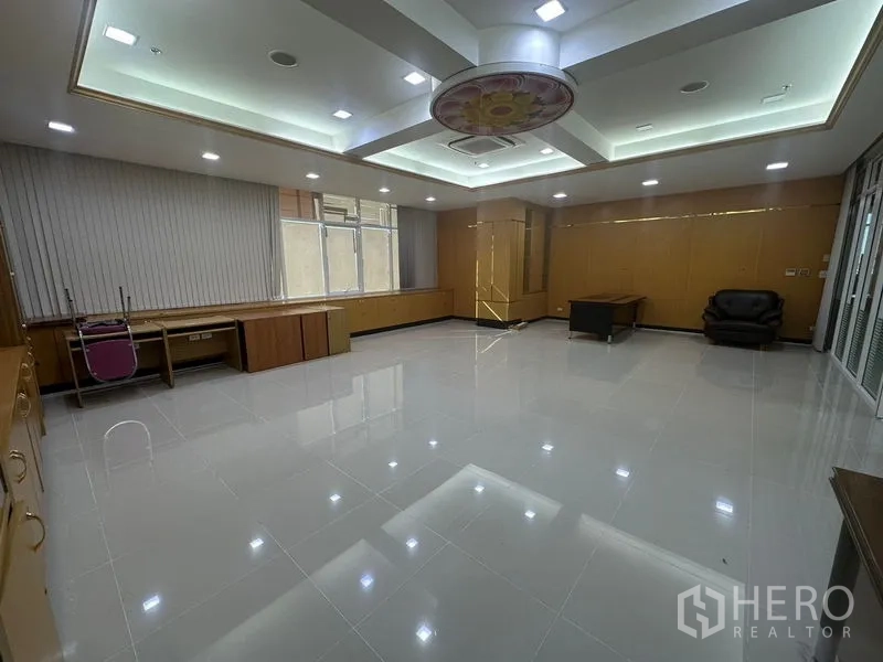 办公空间 出租在Suan Luang, Bangkok - 宽敞行政办公室，格栅吊顶、百叶帘和木质内置柜。