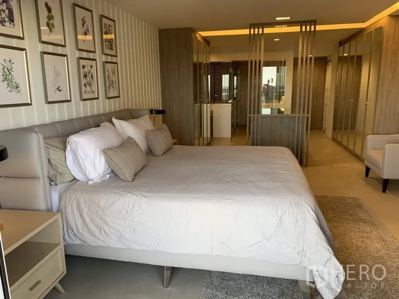 Condominium for rent in Sathon, Bangkok - Large master bedroom leading to a walk-in wardrobe and ensuite bathroom.