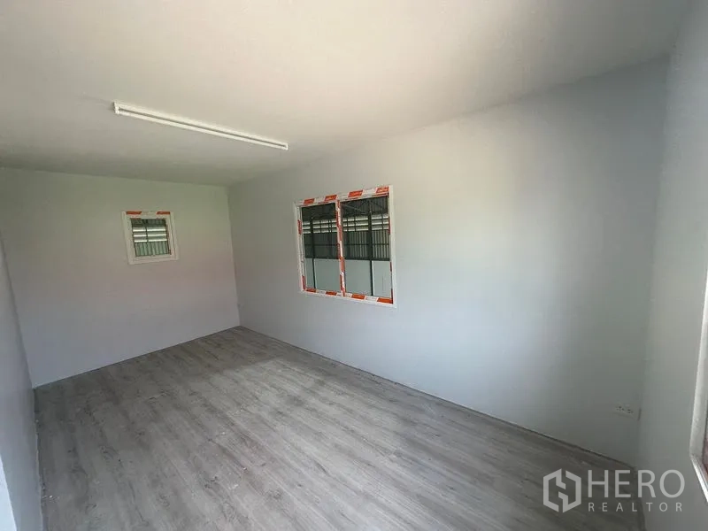 คลังสินค้า ให้เช่าในKhlong Toei, Bangkok - ห้องออฟฟิศกว้าง พื้นไวนิล ผนังสีขาว และหน้าต่างรับแสง