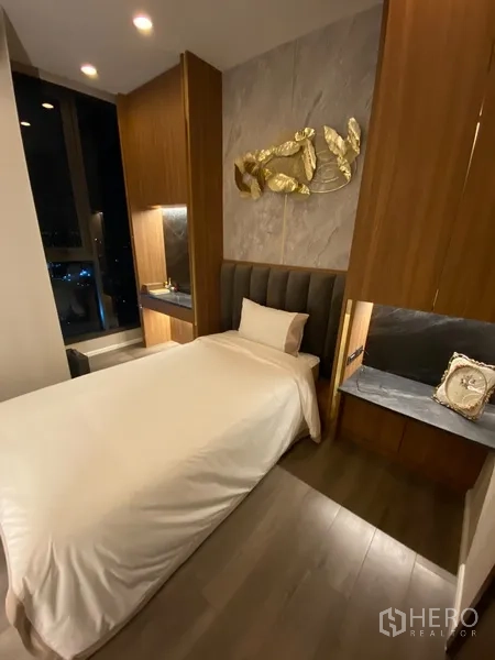 คอนโด ขายในPhra Khanong, Bangkok - ห้องนอนเดี่ยวพร้อมโต๊ะและตู้บิวท์อิน ไฟอบอุ่น พื้นไม้