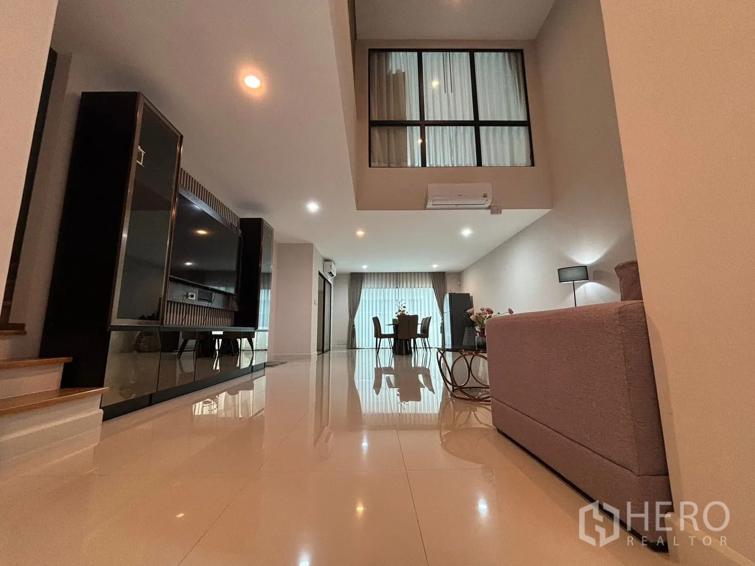 联排别墅 for rent in Saphan Sung, Bangkok - 一层视角的客餐一体空间，亮面地砖。