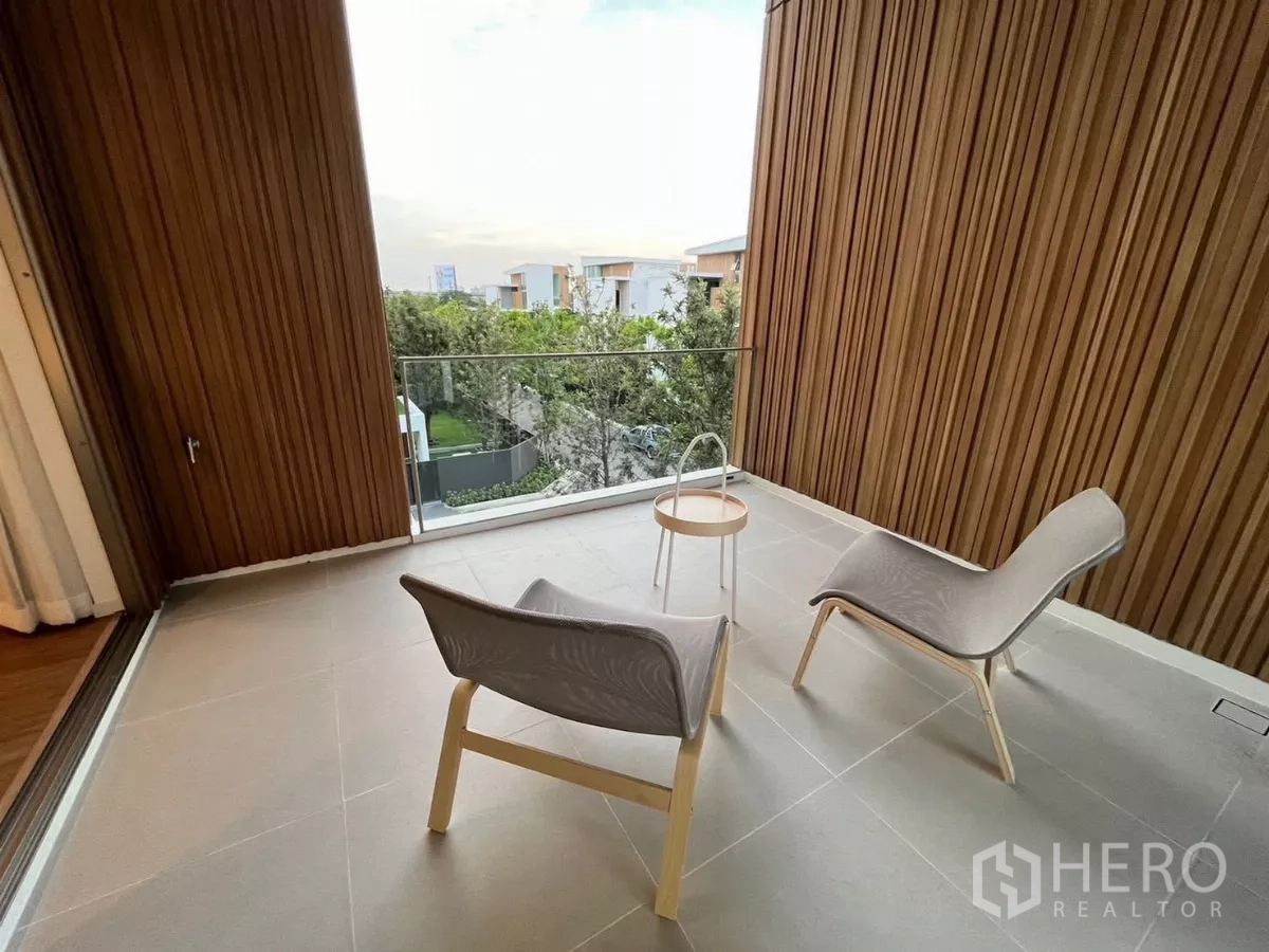 独立式住宅 出租在Saphan Sung, Bangkok - 带顶阳台，双躺椅、玻璃栏杆与木格墙，可眺望绿意。