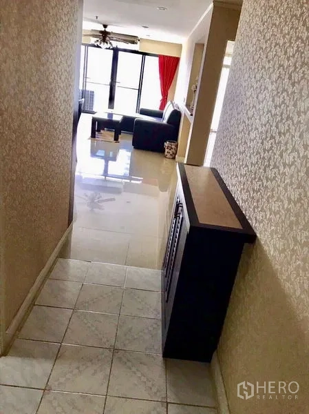 คอนโด ขายในWatthana, Bangkok - โถงทางเดินวอลเปเปอร์ลายดอก นำสู่ห้องนั่งเล่นสว่าง