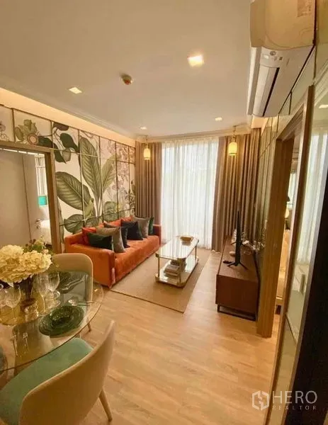 คอนโด ให้เช่าในWatthana, Bangkok - โซนนั่งเล่นโอเพ่นแพลน ผนังลายใบไม้ หน้าต่างสูงจรดเพดาน และโต๊ะทานอาหาร