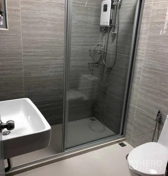 บ้าน ให้เช่าในPhra Khanong, Bangkok - ห้องน้ำสมัยใหม่พร้อมตู้กระจกอาบน้ำ อ่างล้างหน้า และโถสุขภัณฑ์