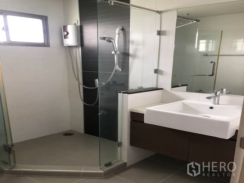 บ้าน ให้เช่าในSuan Luang, Bangkok - ห้องน้ำสมัยใหม่ พร้อมตู้กระจกอาบน้ำ เครื่องทำน้ำอุ่น และอ่างล้างหน้า