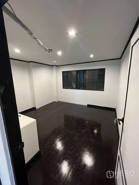 คอนโด ให้เช่าหรือขายในWatthana, Bangkok - ห้องนอนสว่าง ไฟดาวน์ไลท์ หน้าต่าง และพื้นไม้ขัดเงา