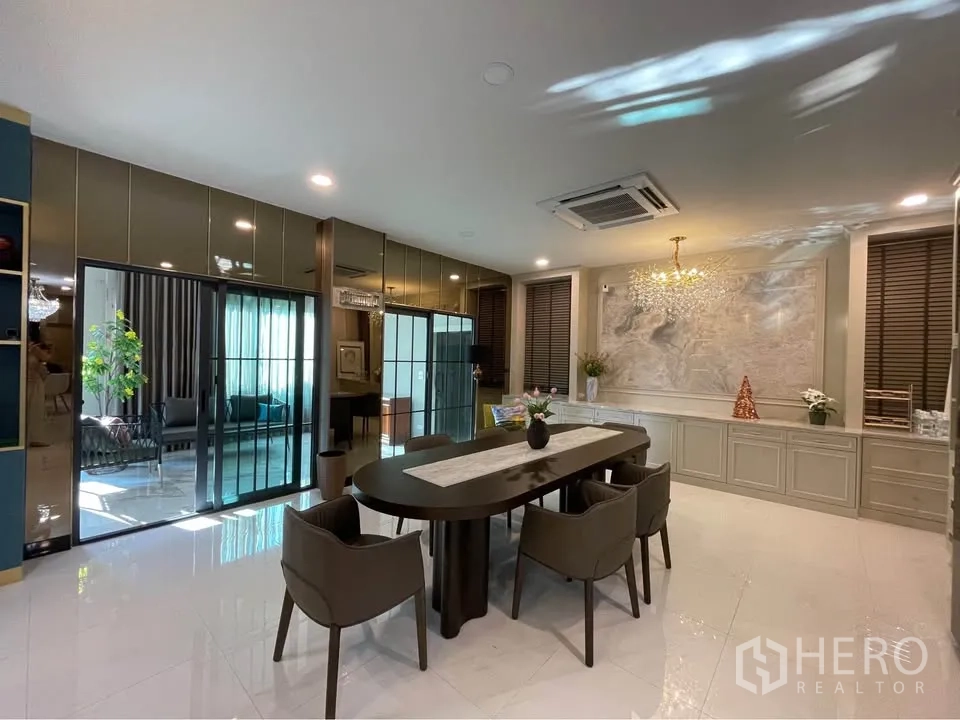บ้านเดี่ยว for rent or sale in Bang Phli, Samut Prakan - โซนทานอาหารโต๊ะยาว ประตูกระจกบานเลื่อน และตู้โชว์บิลท์อิน