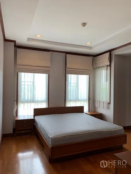 公寓 出租在Khlong Toei, Bangkok - 宽敞主卧，转角大窗采光充沛，木地板。