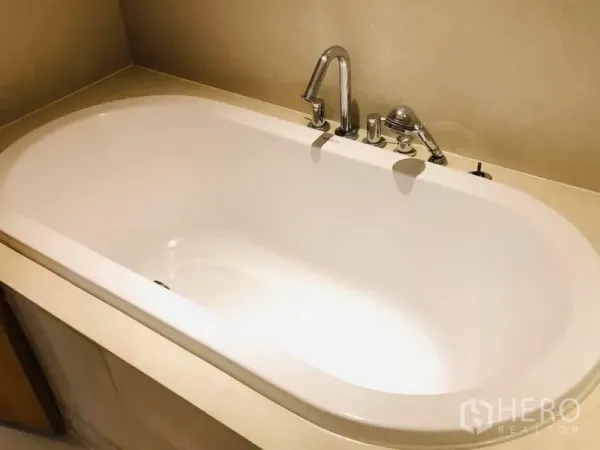 คอนโด ให้เช่าในKhlong Toei, Bangkok - อ่างอาบน้ำสีขาวพร้อมก๊อกโครเมียมในห้องน้ำคอนโดสไตล์โมเดิร์น คลองเตย กรุงเทพฯ