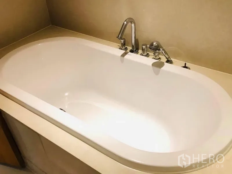 คอนโด ให้เช่าในKhlong Toei, Bangkok - อ่างอาบน้ำสีขาวพร้อมก๊อกโครเมียมในห้องน้ำคอนโดสไตล์โมเดิร์น คลองเตย กรุงเทพฯ