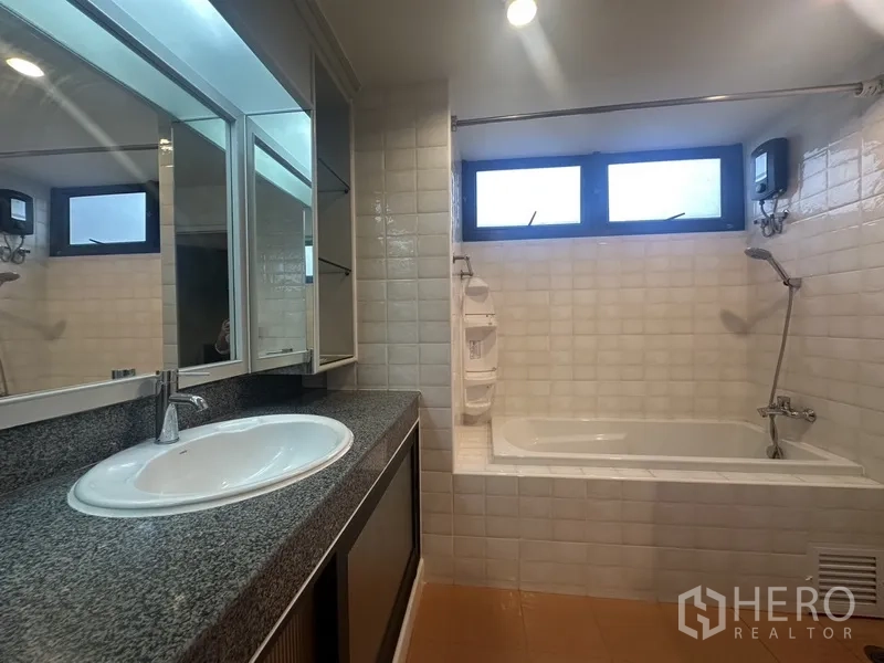 คอนโด ขายในWatthana, Bangkok - ห้องน้ำมีเคาน์เตอร์หินแกรนิต ตู้กระจก และอ่างอาบน้ำพร้อมฝักบัว