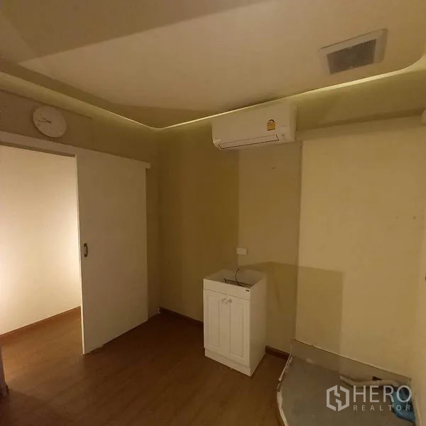 อาคารพาณิชย์ ให้เช่าในWatthana, Bangkok - ห้องขนาดกะทัดรัด ประตูบานเลื่อน แอร์ และอ่างล้างหน้า