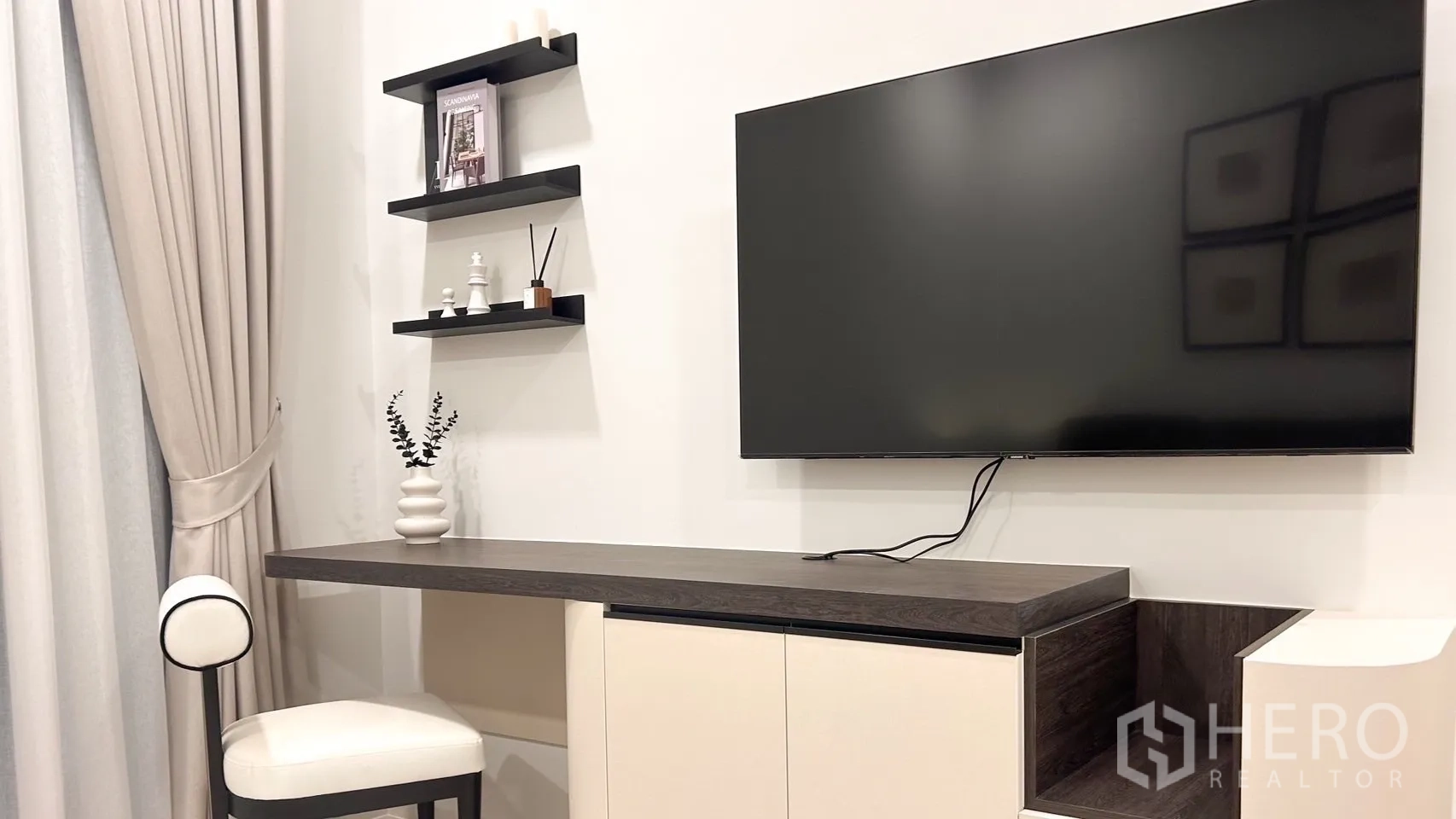 独立式住宅 出租在Saphan Sung, Bangkok - 悬空书桌与电视细节，极简置物架。