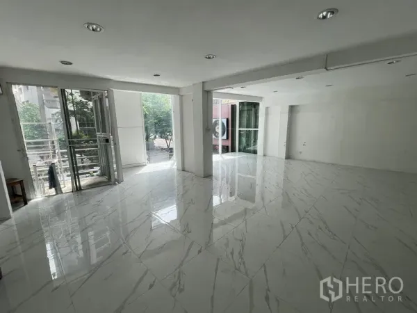 พื้นที่ขายปลีก ให้เช่าในKhlong Toei, Bangkok - พื้นที่ค้าปลีกโปร่งสว่าง พื้นลายหินอ่อน หน้าต่างบานใหญ่ เปิดออกสู่ระเบียงเล็ก.