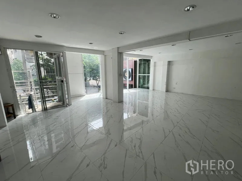 พื้นที่ขายปลีก ให้เช่าในKhlong Toei, Bangkok - พื้นที่ค้าปลีกโปร่งสว่าง พื้นลายหินอ่อน หน้าต่างบานใหญ่ เปิดออกสู่ระเบียงเล็ก.