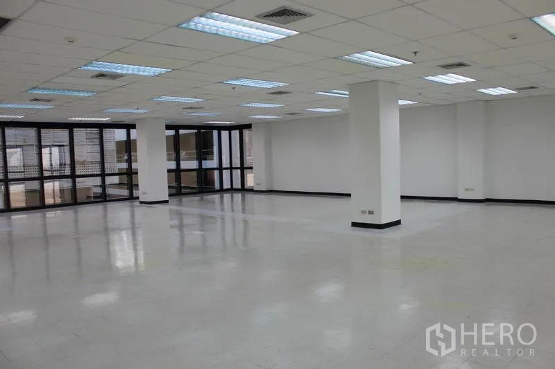 สำนักงาน ให้เช่าในWatthana, Bangkok - พื้นที่ทำงานเปิดโล่ง มีเสารองรับ ฝ้าเพดานแขวน และกระจกโดยรอบ