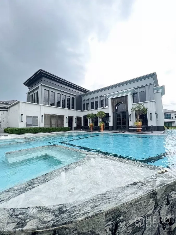บ้าน ให้เช่าในKhan Na Yao, Bangkok - คลับเฮาส์โครงการพร้อมสระว่ายน้ำขนาดใหญ่ สถาปัตยกรรมโมเดิร์น ใต้ท้องฟ้ามีเมฆ