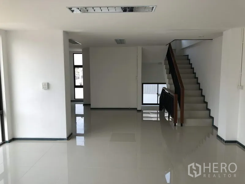 货栈 出租或出售在Lam Luk Ka, Pathum Thani - 一层办公大堂，地面光洁，楼梯通往上层。