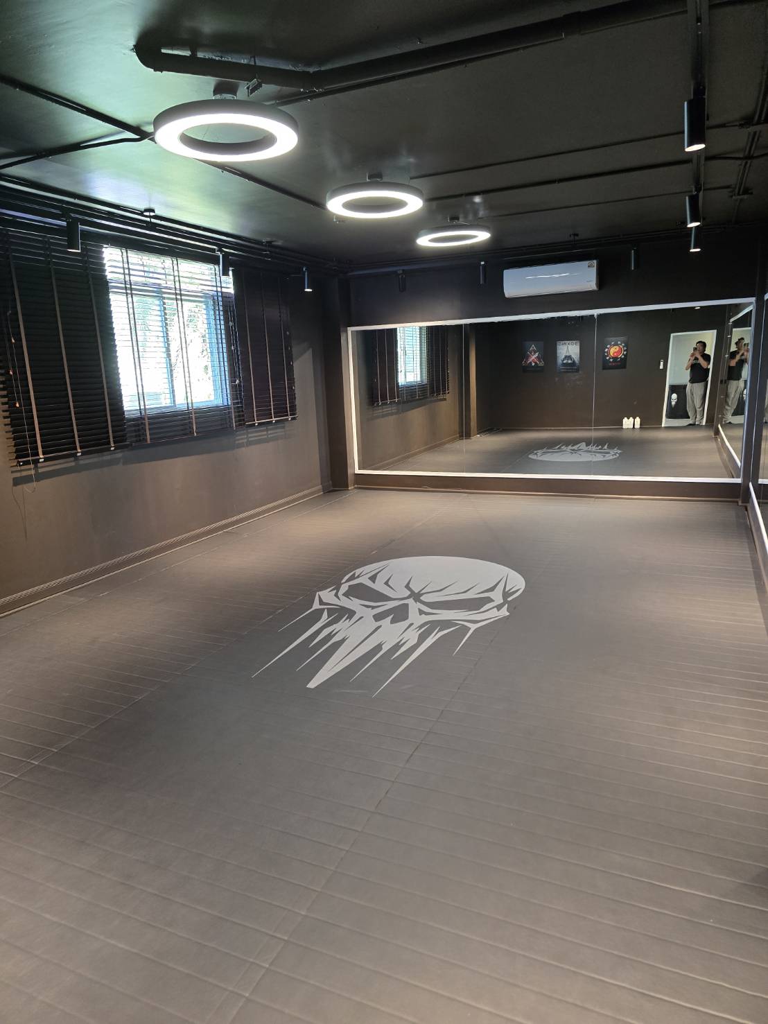 Office Space for rent in Watthana, Bangkok - Wide studio area with mirror wall, ring lights and mat flooring suitable for classes or creative work.