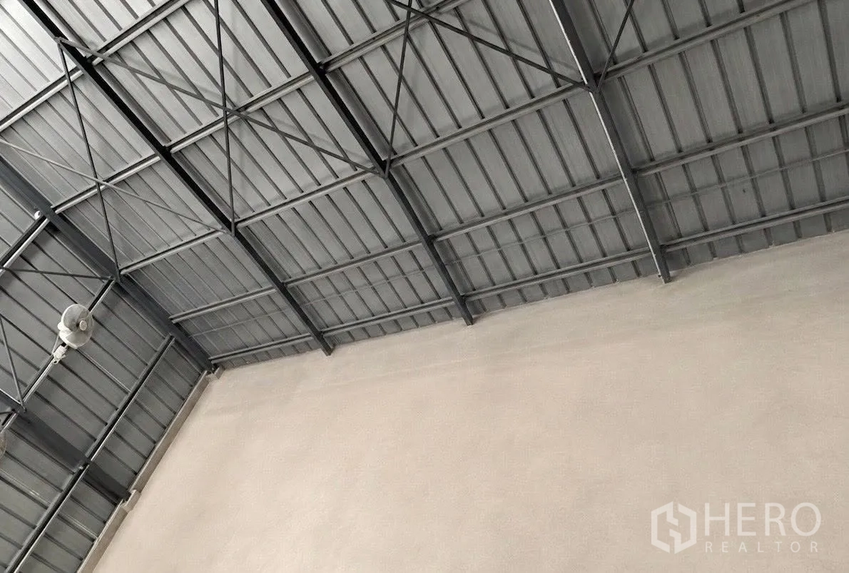 โกดัง for rent in Don Mueang, Bangkok - ภาพโครงหลังคาเหล็กภายในโกดัง พร้อมพัดลมระบายอากาศ