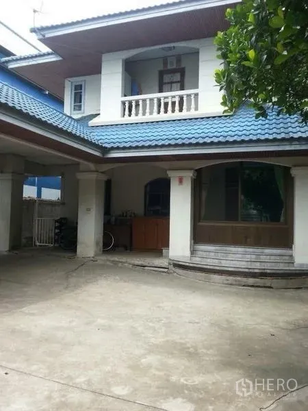 独立式住宅 出租在Bang Na, Bangkok - 房屋正面，弧形落地窗与宽阔的混凝土车道，可停多辆车。