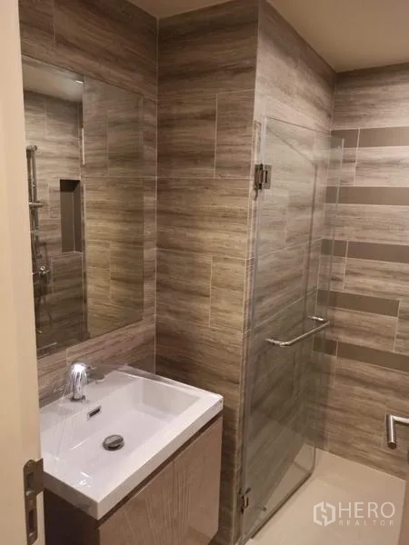 คอนโด ขายในDin Daeng, Bangkok - ห้องน้ำโมเดิร์น อ่างล้างหน้าและห้องอาบน้ำกระจก ปูกระเบื้องลายไม้