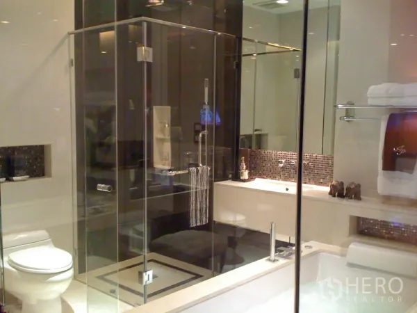 คอนโด ให้เช่าหรือขายในKhlong Toei, Bangkok - ห้องน้ำสไตล์โมเดิร์นพร้อมตู้กระจกอาบน้ำ อ่างอาบน้ำ และผนังกระเบื้องโมเสกในคอนโดกรุงเทพฯ