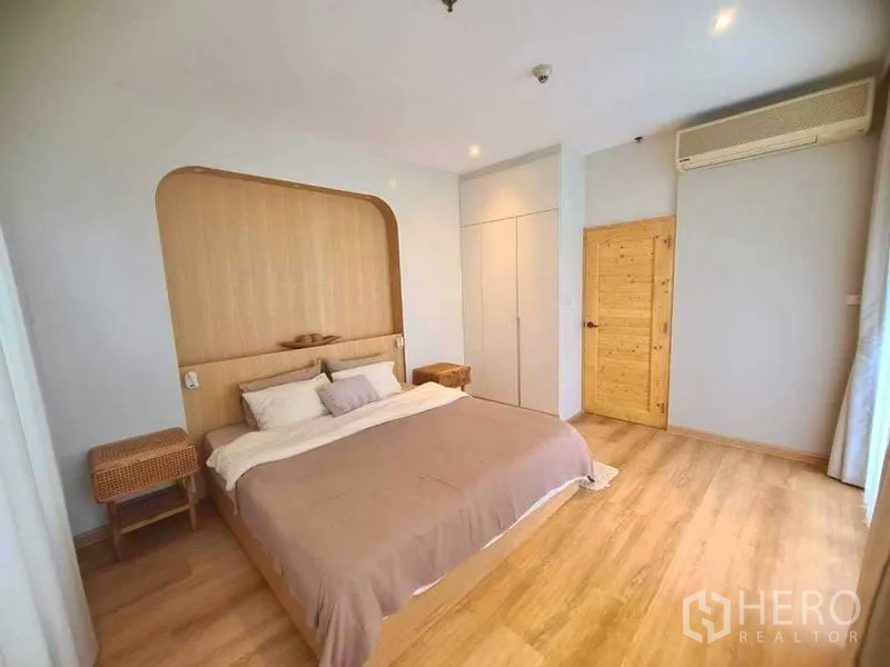 คอนโด ให้เช่าในRatchathewi, Bangkok - ห้องนอนกว้าง พื้นไม้ ตู้เสื้อผ้าบิวท์อิน รับแสงธรรมชาติ