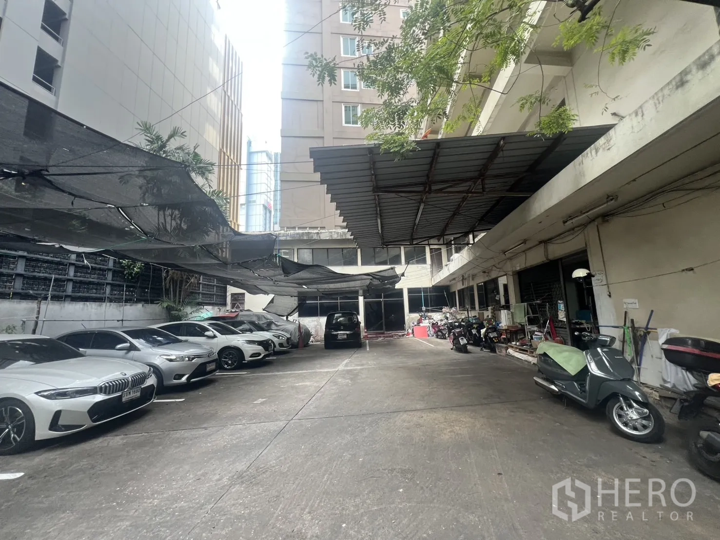 พื้นที่ขายปลีก ให้เช่าในKhlong Toei, Bangkok - ลานจอดรถด้านหลัง มีหลังคาคลุมสำหรับรถยนต์และมอเตอร์ไซค์