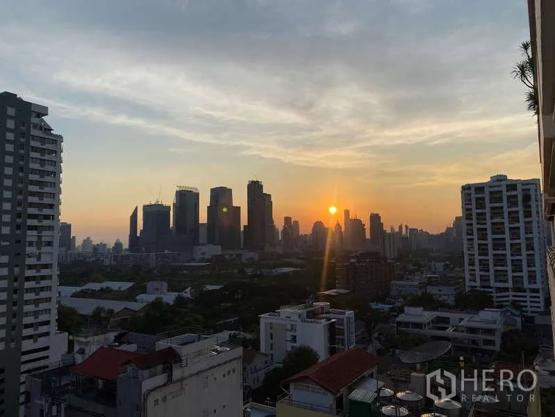 公寓 出租在Khlong Toei, Bangkok - 阳台远眺素坤逸天际线的日落景观。