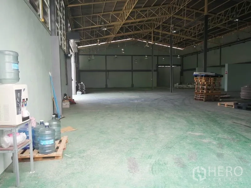 โรงงาน ขายในBang Lamung, Chon Buri - ฮอลล์เก็บสินค้ารอง พื้นอีพ็อกซี่สีเขียวและโครงหลังคาเหล็ก