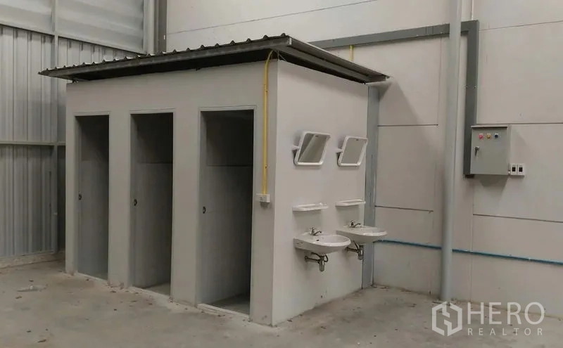 คลังสินค้า ให้เช่าในPathum Thani - บล็อกห้องน้ำพร้อมอ่างล้างมือและกระจก ภายในตัวโกดัง