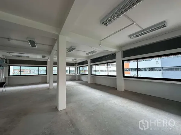 สำนักงาน ให้เช่าในWatthana, Bangkok - พื้นที่มุมสำนักงานพร้อมหน้าต่างพาโนรามาและโคมไฟเพดาน เหมาะจัดเลย์เอาต์ยืดหยุ่น