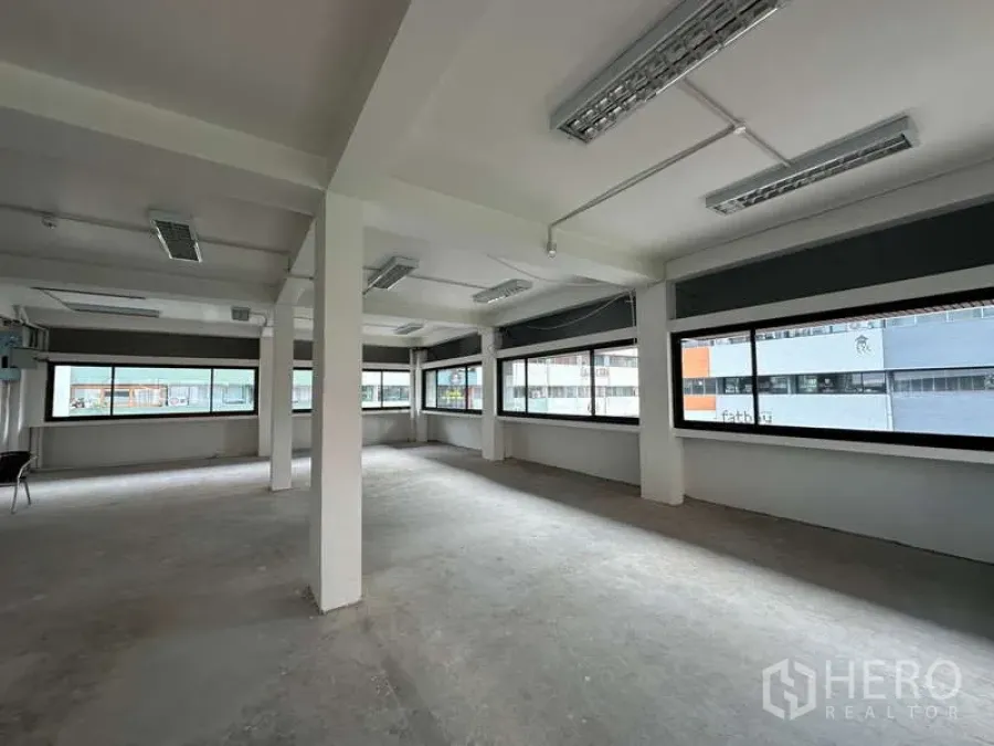 สำนักงาน ให้เช่าในWatthana, Bangkok - พื้นที่มุมสำนักงานพร้อมหน้าต่างพาโนรามาและโคมไฟเพดาน เหมาะจัดเลย์เอาต์ยืดหยุ่น