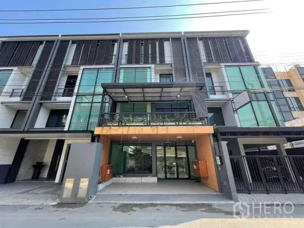 สำนักงานที่บ้าน ให้เช่าหรือขายในWang Thonglang, Bangkok - ด้านหน้าอาคารโฮมออฟฟิศสไตล์โมเดิร์น กระจกและเหล็กหลายชั้น