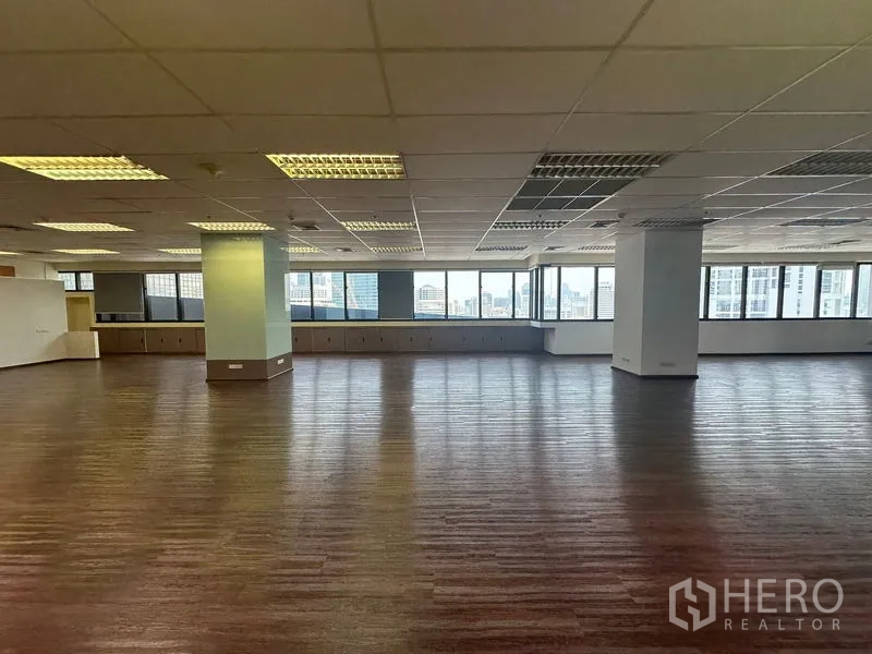 办公空间 出租在Bang Rak, Bangkok - 转角开放区，城市景观与窗下内置柜体。