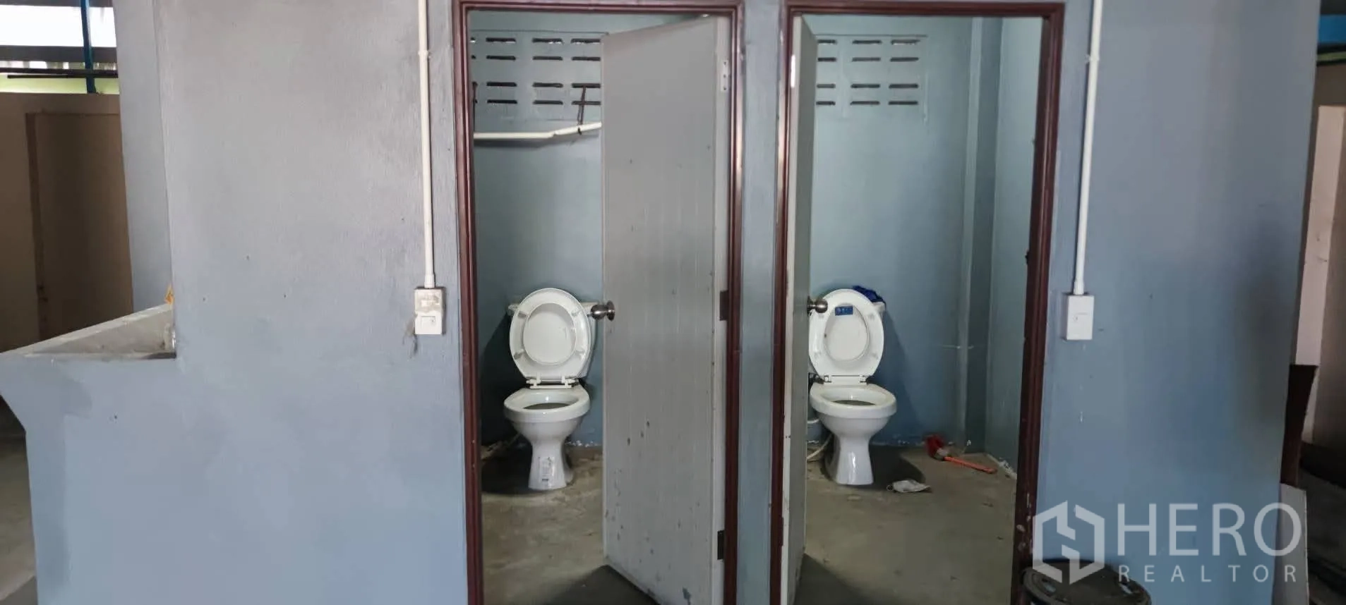 Warehouse for sale in Thung Khru, Bangkok - Pair of industrial toilet cubicles inside the warehouse.