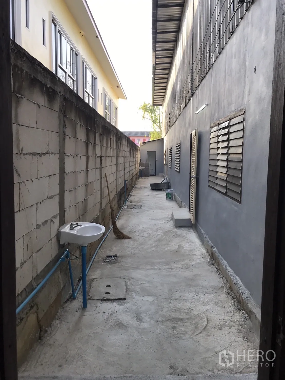 คลังสินค้า ให้เช่าในLam Luk Ka, Pathum Thani - ทางเดินด้านข้างหลังโกดังแคบมีช่องลมและอ่างล้างมือภายนอก