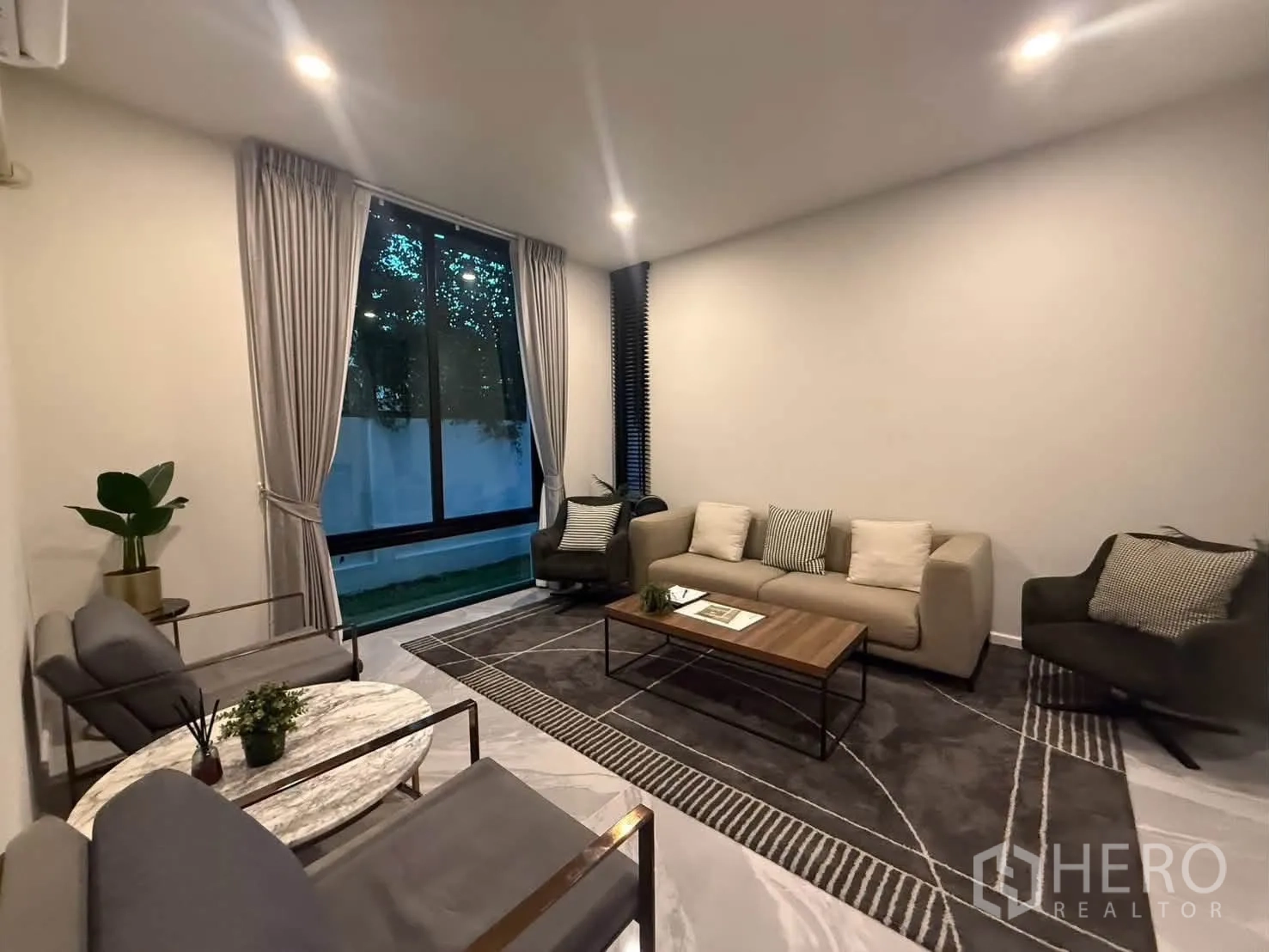 บ้านเดี่ยว for rent in Bang Khen, Bangkok - ห้องนั่งเล่นอบอุ่นพร้อมโซฟา ชุดโต๊ะกลาง และหน้าต่างบานใหญ่
