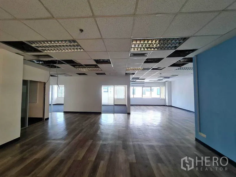สำนักงาน ให้เช่าในWatthana, Bangkok - พื้นที่สำนักงานสว่าง มีหน้าต่างบานกว้าง ผนังสีฟ้า และฝ้าเพดานทีบาร์