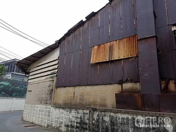 คลังสินค้า ให้เช่าในWatthana, Bangkok - ผนังเมทัลชีทเป็นสนิมของอาคารอุตสาหกรรมระยะใกล้