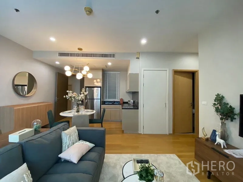 คอนโด ให้เช่าในWatthana, Bangkok - ผังเปิดเชื่อมต่อห้องนั่งเล่น รับประทานอาหาร และครัว พื้นไม้และไฟดาวน์ไลท์