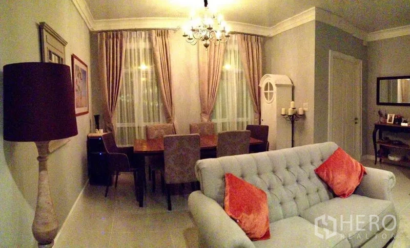 ทาวน์เฮาส์ ให้เช่าหรือขายในBangkok - พื้นที่รับประทานอาหารหรูหรา มีแชนเดอเลียร์ โต๊ะสำหรับหกที่ และโซฟา